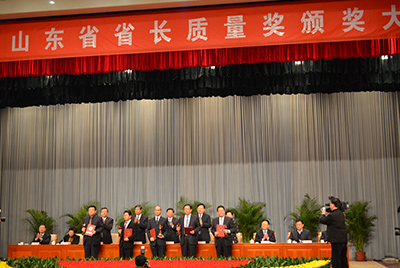 1月11日，山東省第三屆省長質(zhì)量獎表彰大會在山東省政府禮堂召開。