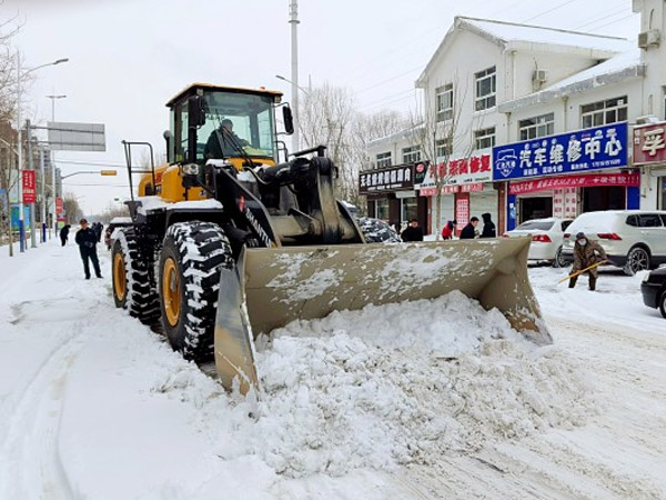 除雪保暢，山推鐵肩道義勇?lián)厝危? /> 
            <div   id=